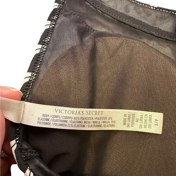 Victoria’s Secret Sports Bra Black and White Size Small Activewear Strappy Back - Picture 3 of 4